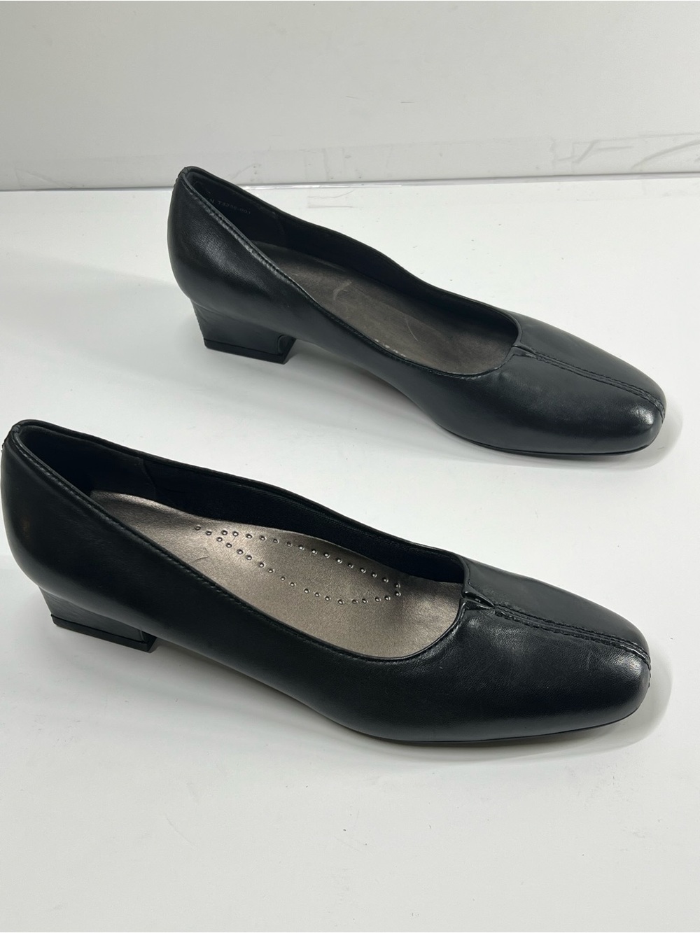 Trotters Women’s Black Leather Square Toe Pumps Heels Size 7.5N Narrow